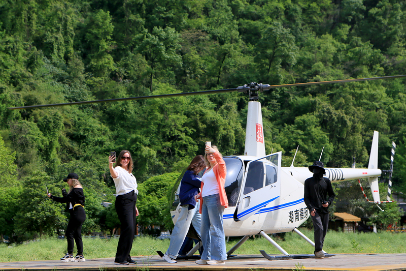 入境游火爆、低空游走俏：俄羅斯游客組團“打飛的”攬勝春日張家界